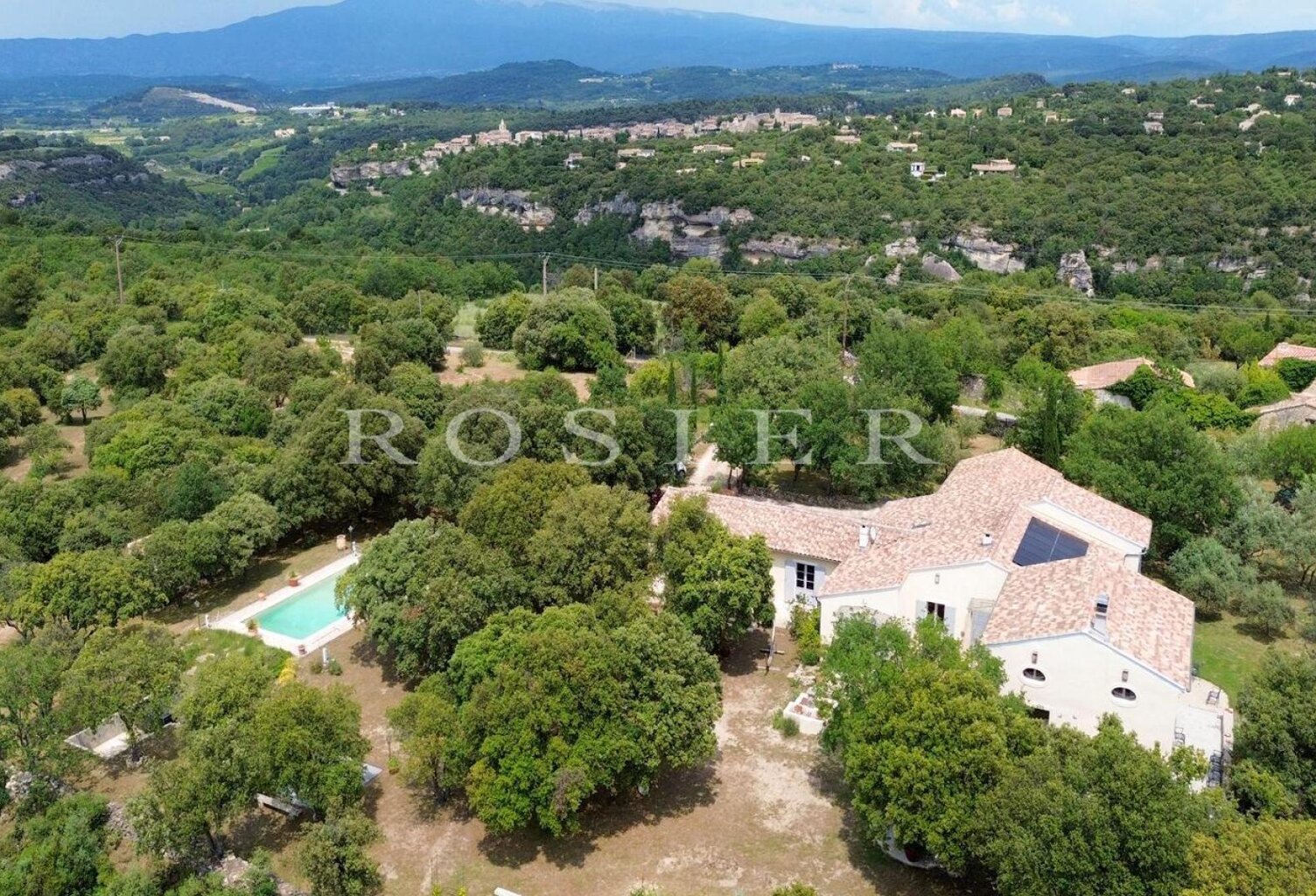 Venasque : Face à la forêt, une maison de 278 m² sur 1 ha. — photo 1