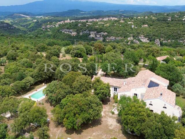 Venasque : Face à la forêt, une maison de 278 m² sur 1 ha. — photo du bien