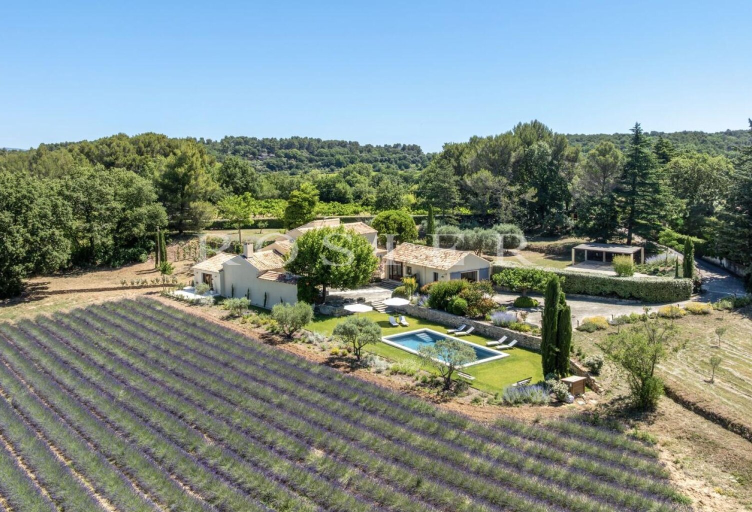  Bastide rénovée avec vue sur le Luberon. — photo 1