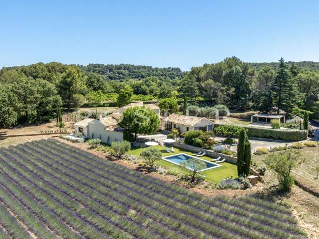 Bastide rénovée avec vue sur le Luberon. — photo du bien