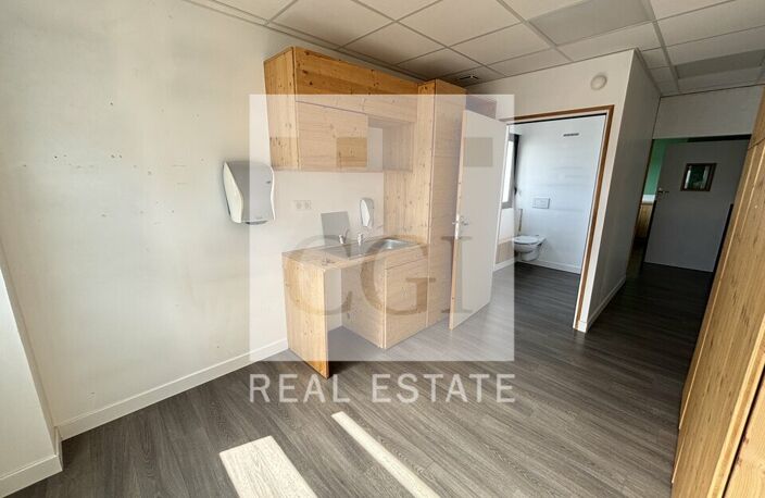 BUREAUX / LOCAL COMMERCIAL à LOUER — photo 3
