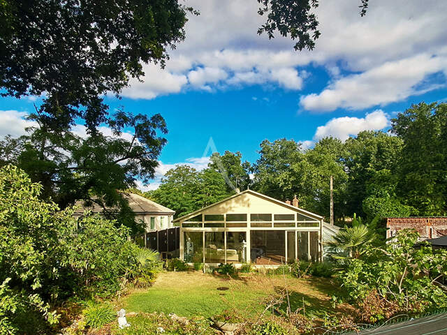 Une propriété d'exception avec parc, piscine et terrain de tennis privé — photo du bien