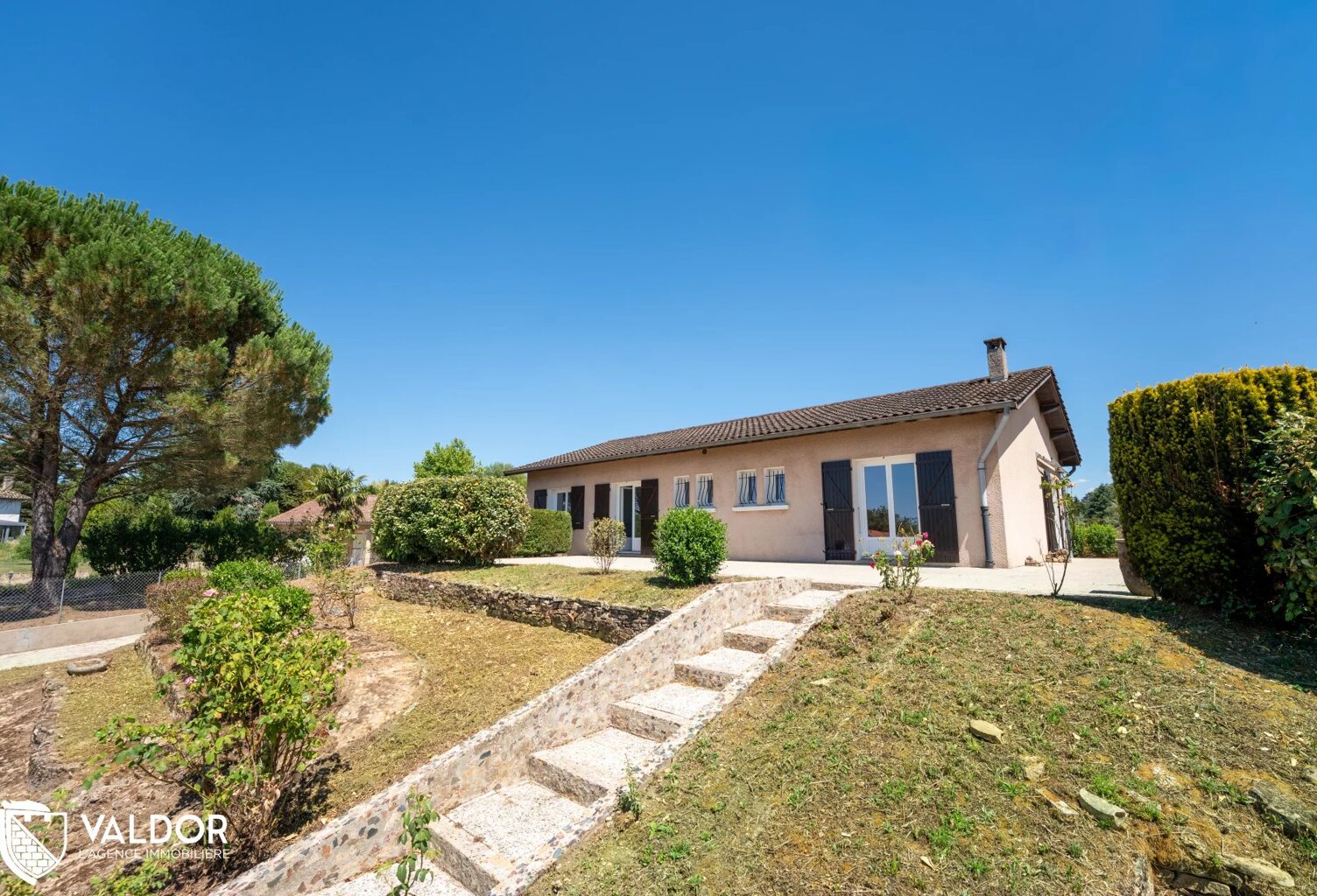 Maison plain-pied - 242m2 - 121m2 habitables - 905m2 de terrain — photo 1
