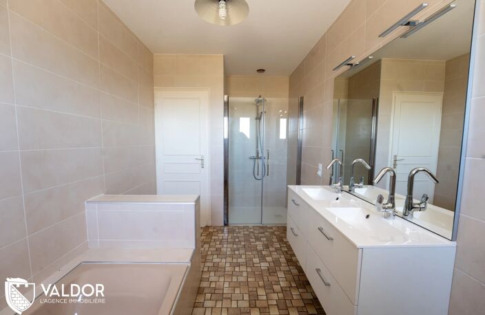 Maison plain-pied - 242m2 - 121m2 habitables - 905m2 de terrain — photo 5