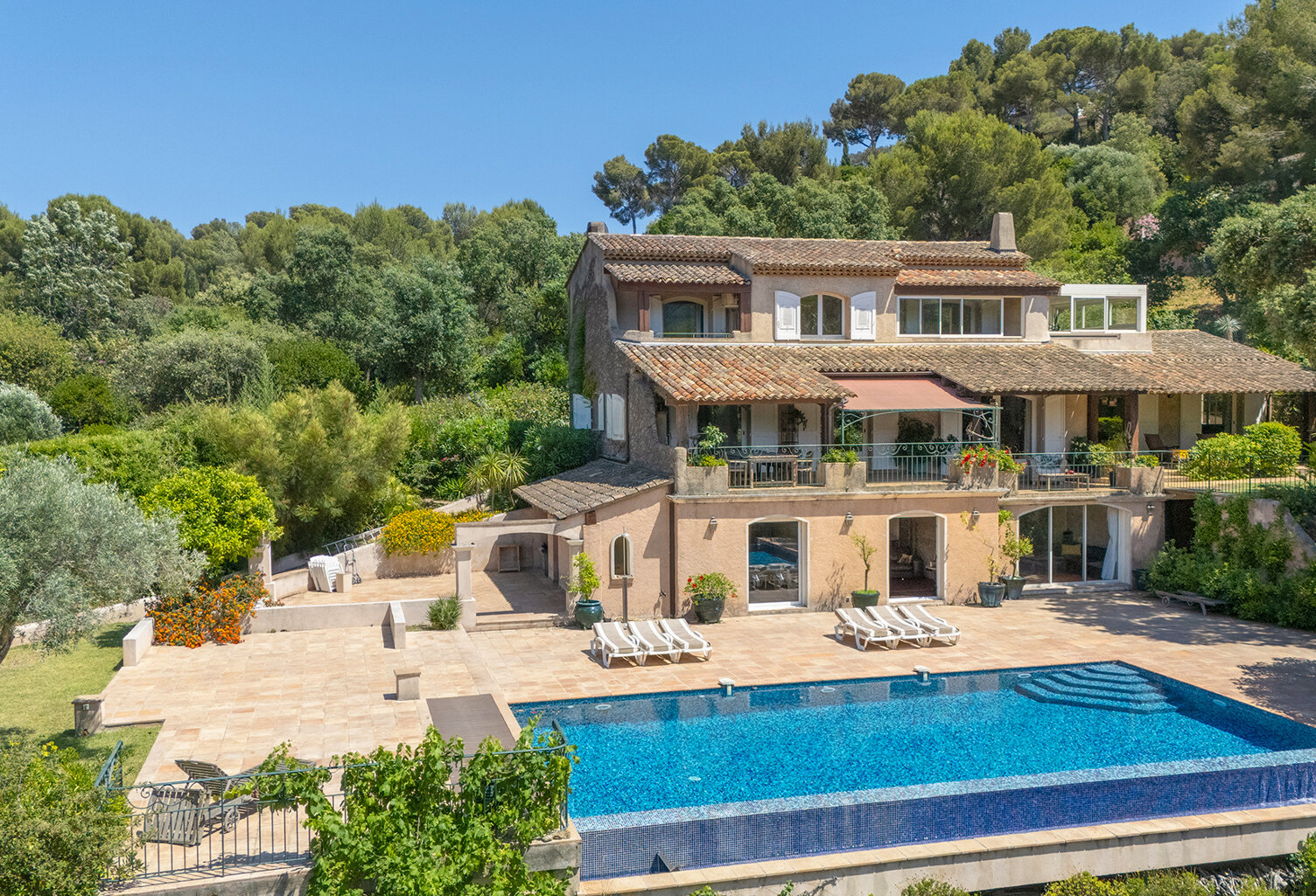 Élégante villa provençale de 194m2 habitables avec piscine à débordement sur 1694m2 de terrain. — photo 1