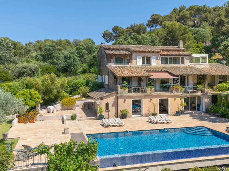 Élégante villa provençale de 194m2 habitables avec piscine à débordement sur 1694m2 de terrain. — photo 1