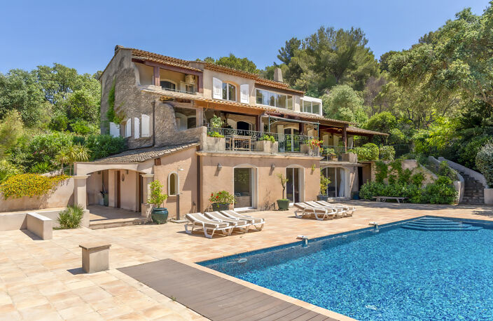 Élégante villa provençale de 194m2 habitables avec piscine à débordement sur 1694m2 de terrain. — photo 2