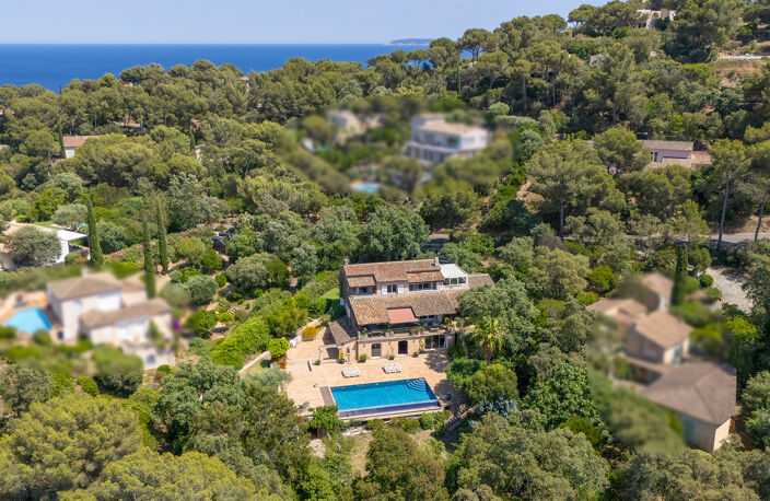 Élégante villa provençale de 194m2 habitables avec piscine à débordement sur 1694m2 de terrain. — photo 3