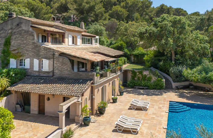 Élégante villa provençale de 194m2 habitables avec piscine à débordement sur 1694m2 de terrain. — photo 4