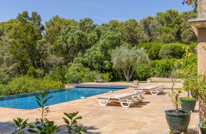 Élégante villa provençale de 194m2 habitables avec piscine à débordement sur 1694m2 de terrain. — photo 5