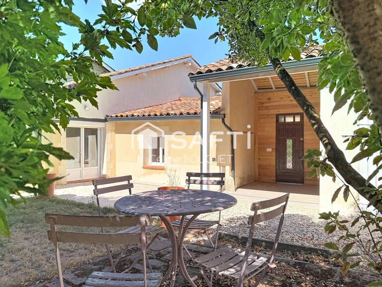 Maison de ville avec jardin, garage et dépendances — photo 1