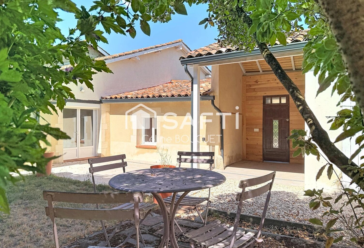 Maison de ville avec jardin, garage et dépendances — photo 1