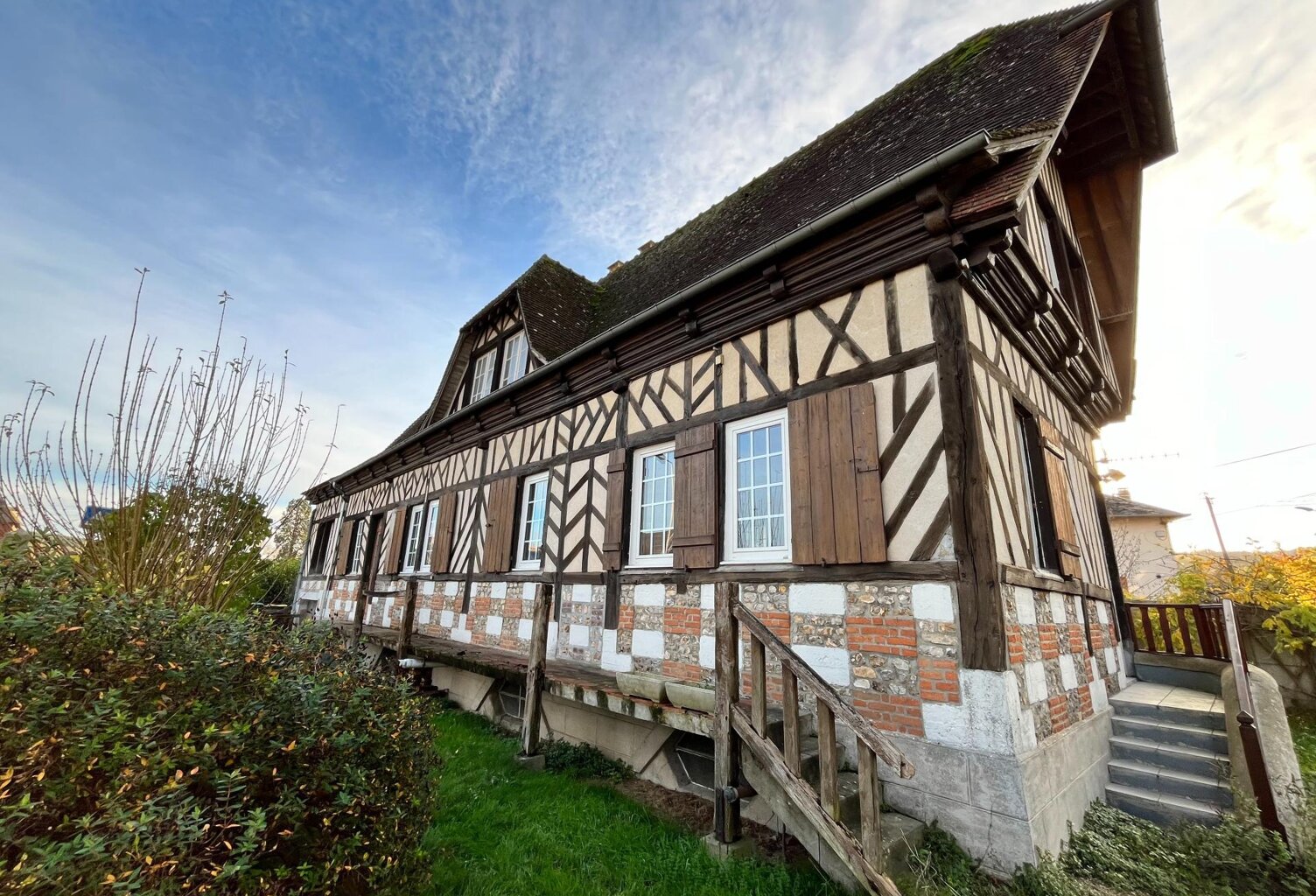 Centre de Brionne : Volumes, Charme & Potentiel ! — photo 1