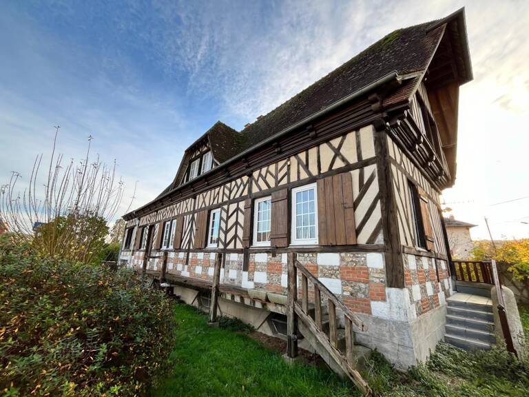 Centre de Brionne : Volumes, Charme & Potentiel ! — photo 1