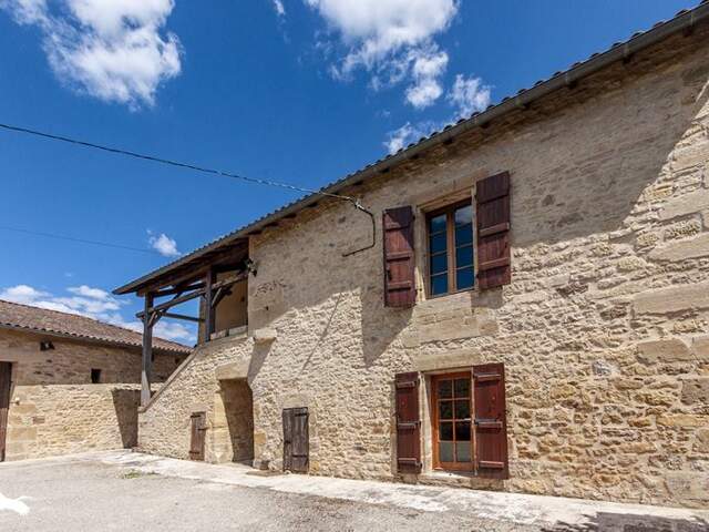 Maison en pierre de 6 pièces principales — photo du bien
