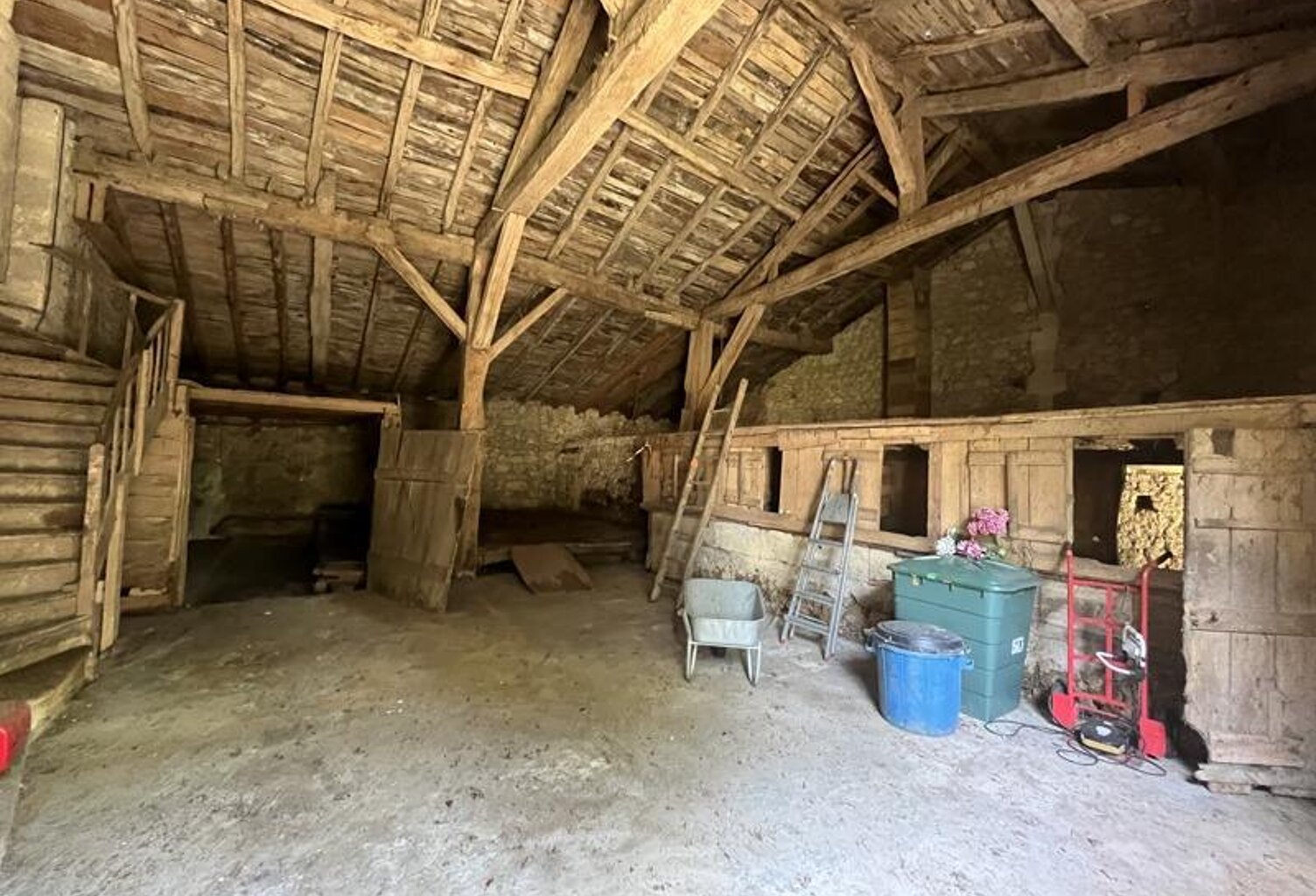 Maison en pierre de 3 pièces principales — photo 1