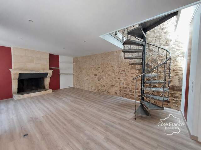 Maison de ville en pierres   Charme, cachet et cour privée — photo du bien