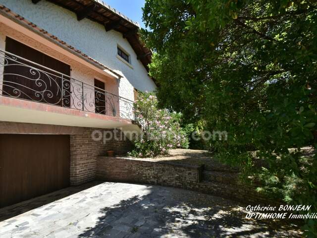 CARCANS BOURG - Maison familiale à rénover avec dépendances sur un magnifique terrain arboré d'environ 1400 m2 — photo du bien