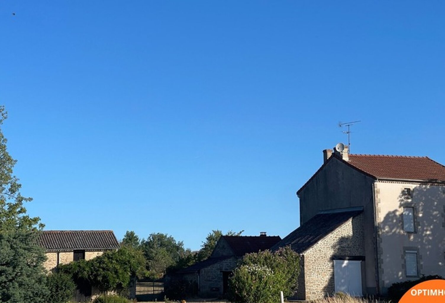 Maison  sur 8853 m2  avec étang, jardin plat et dépendances — photo 1