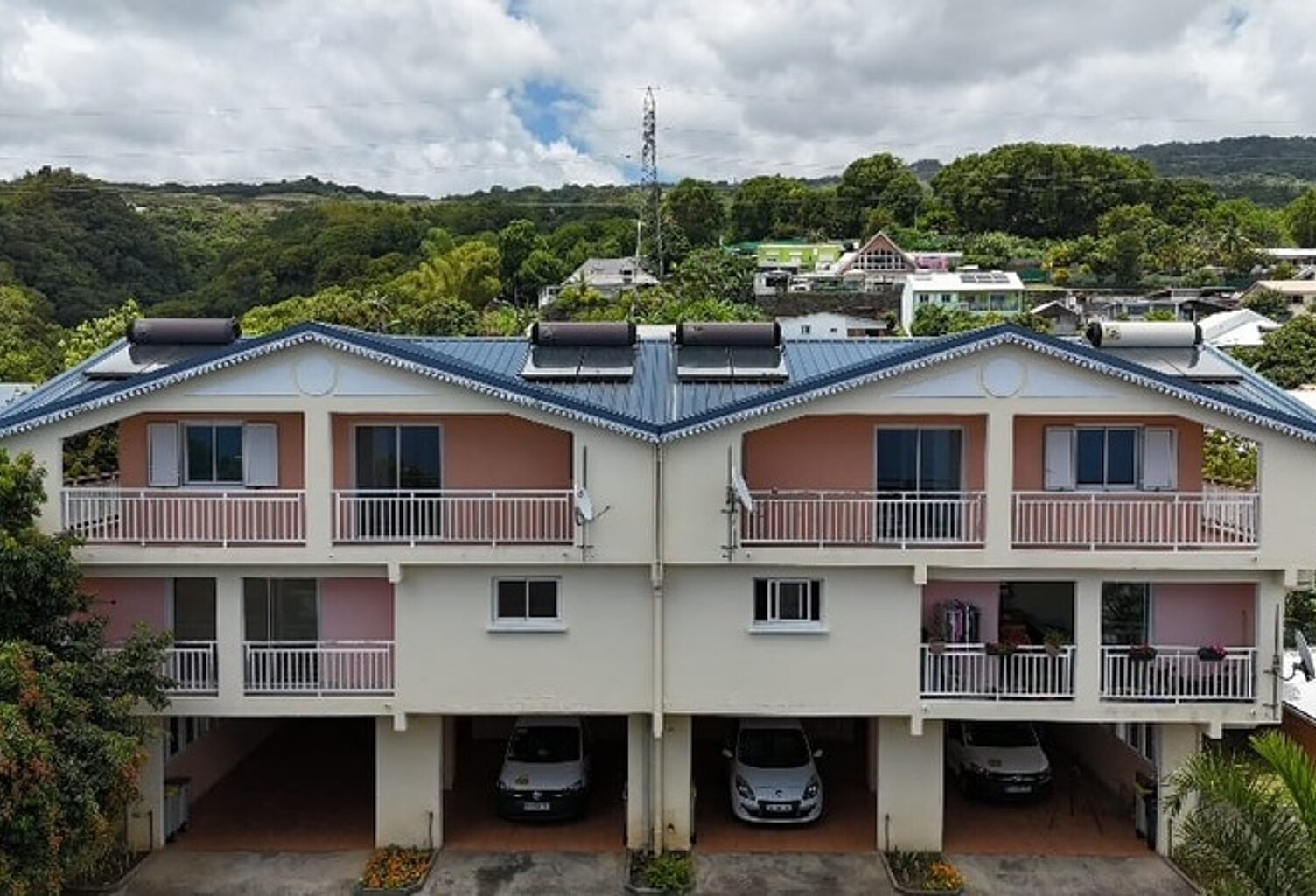 EXCLUSIVITE à Chiendent / SAINTE-MARIE (97438) - VENTE D'UN IMMEUBLE DE 4 APPARTEMENTS AVEC PARKINGS COUVERTS - RENDEMENT LOCATIF POSSIBLE — photo 1