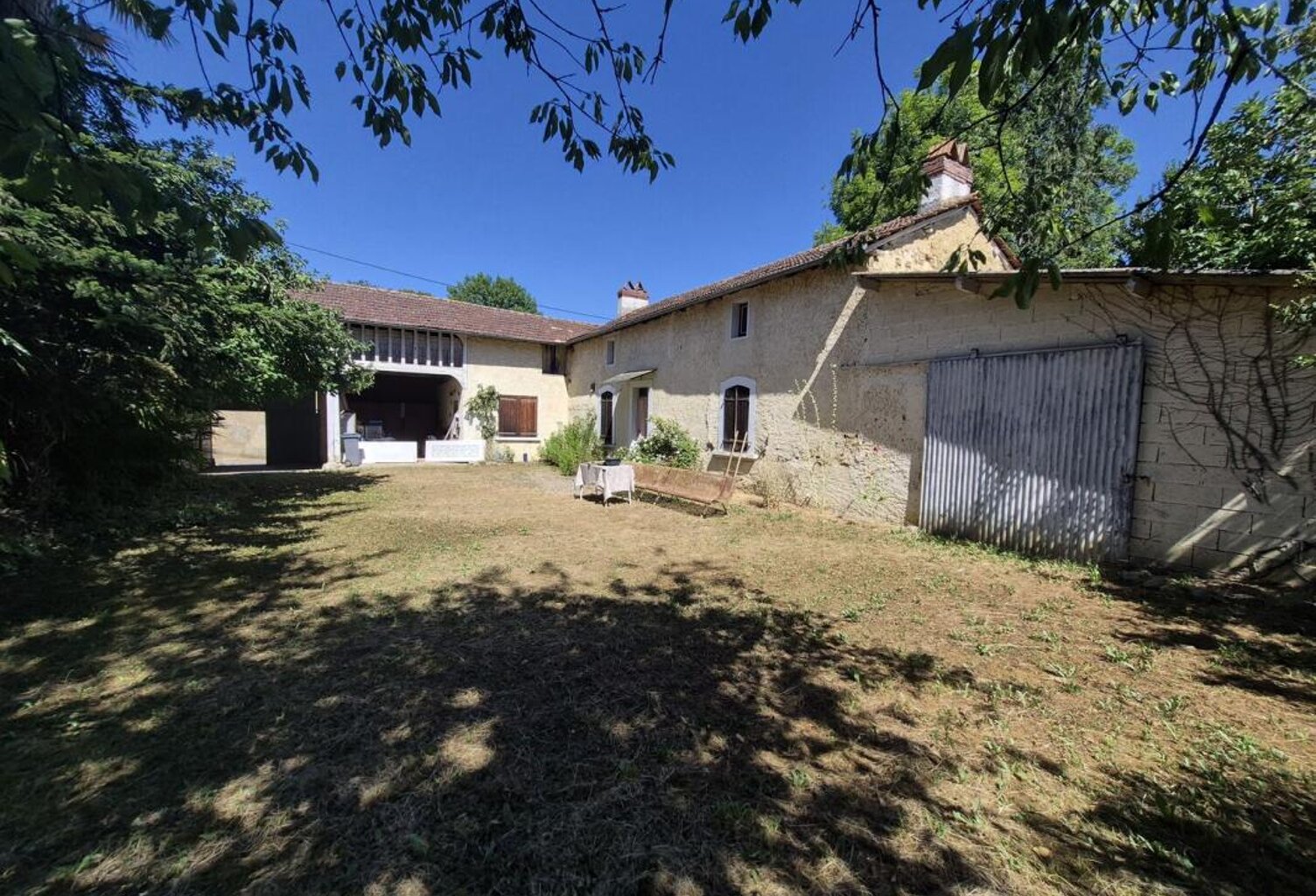 À vendre, proche de Tarbes (Hautes-Pyrénées): maison de plain-pied (ancienne fermette) à rénover avec grenier, garage, cour privée et jardin 1.856m². Cadre paisible dans un hameau rural — photo 1