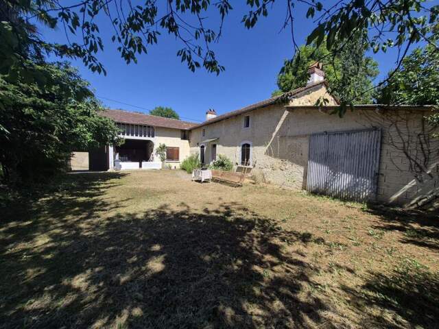 À vendre, proche de Tarbes (Hautes-Pyrénées): maison de plain-pied (ancienne fermette) à rénover avec grenier, garage, cour privée et jardin 1.856m². Cadre paisible dans un hameau rural — photo du bien
