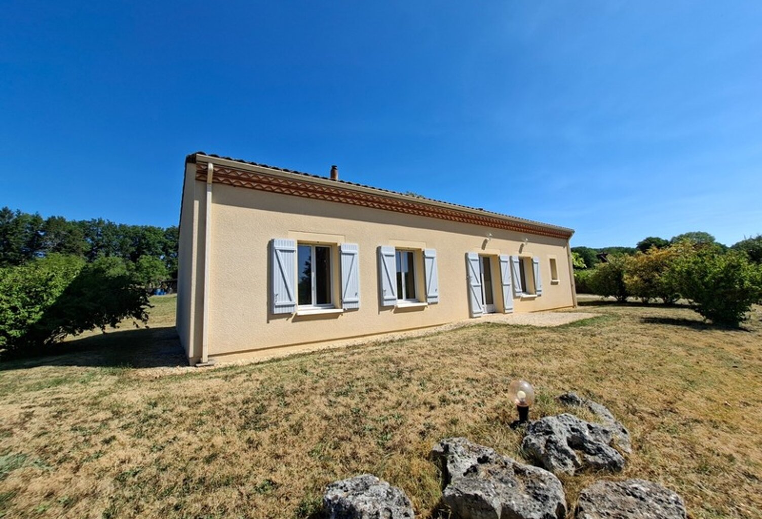 Maison récente de plain-pied – DPE A/A – 3 chambres – Terrain 1 500 m² – 7 kms de Lalinde — photo 1