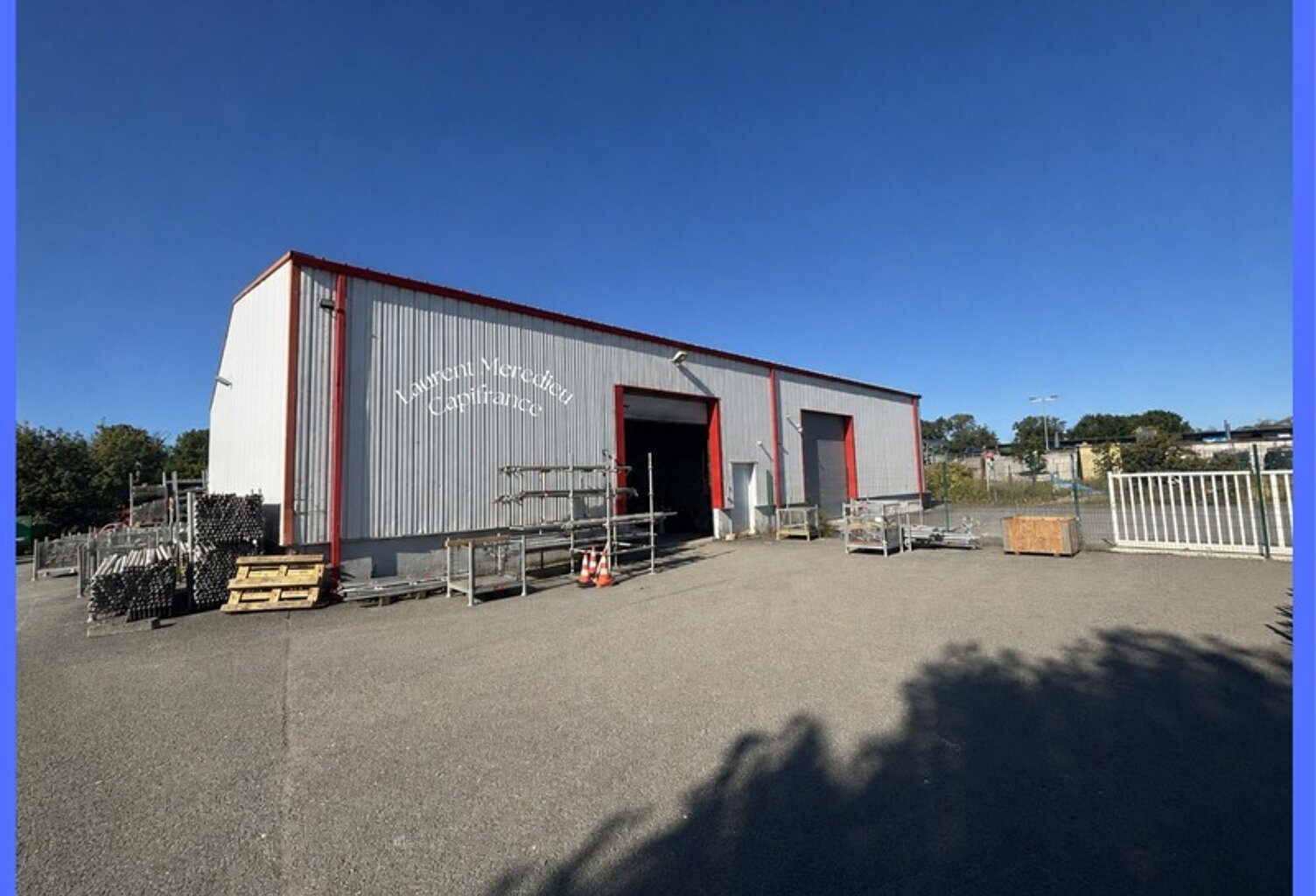Local d'activités de 570 m² – Entrepôts, bureaux et possibilité de division en 2 lots indépendants — photo 1