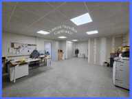 Local d'activités de 570 m² – Entrepôts, bureaux et possibilité de division en 2 lots indépendants — photo 3