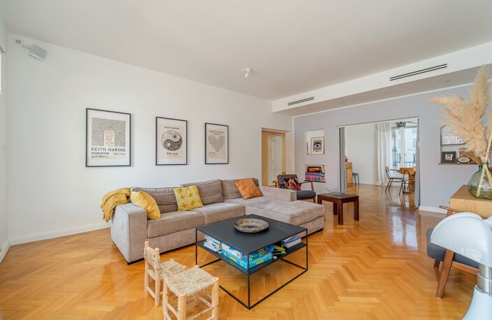 MARSEILLE 8ᵉ – À deux pas de la Place Delibes – Élégant appartement familial avec terrasse, cave et grand box en supplément — photo 4