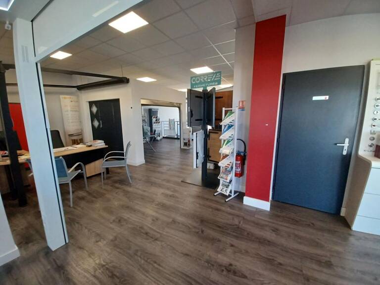 Bien Commercial À Vendre — photo 1