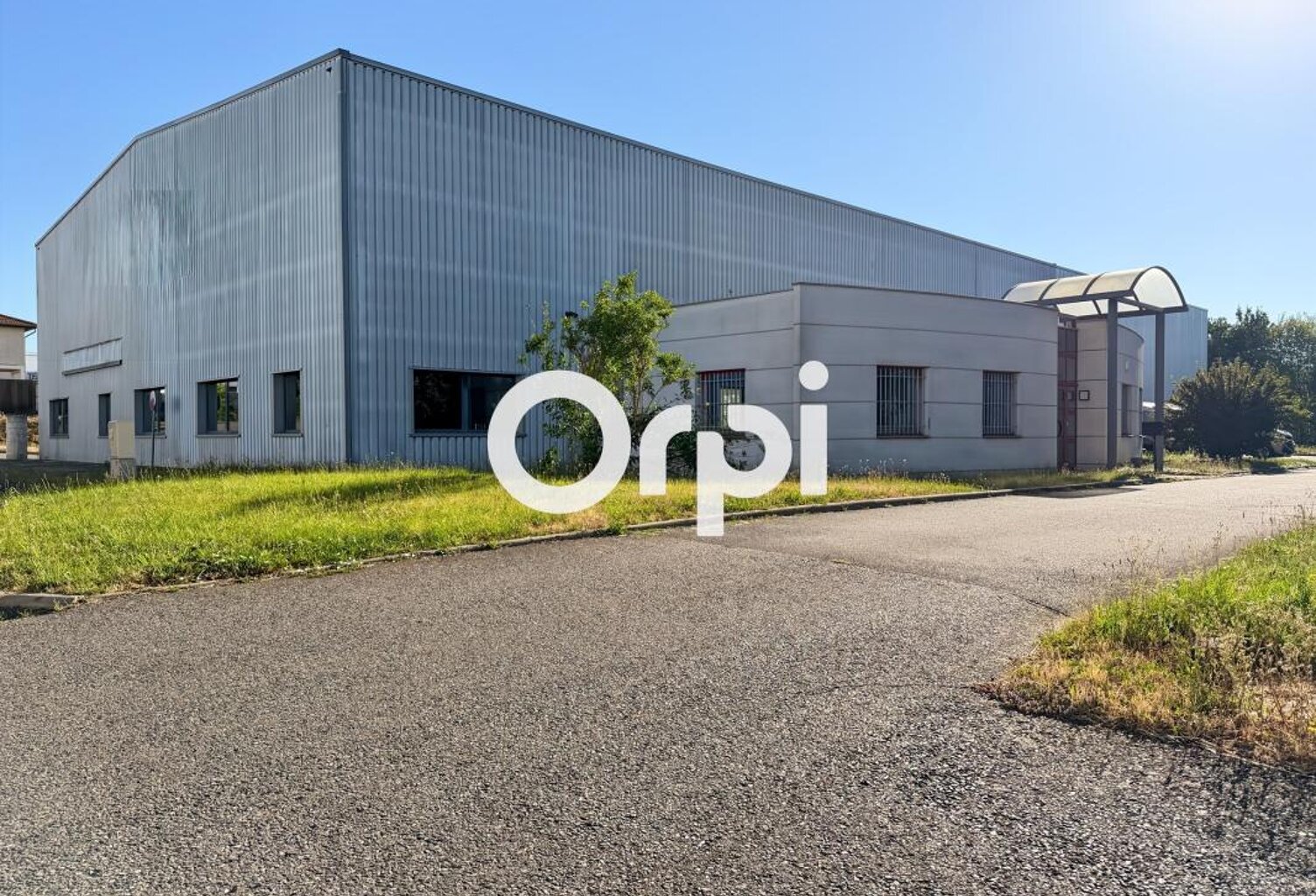 MONTS DU LYONNAIS : Site Industriel et logistique de 1 500 m² (HSP 8,50 m) sur parcelle constructible de 5 300 m² — photo 1