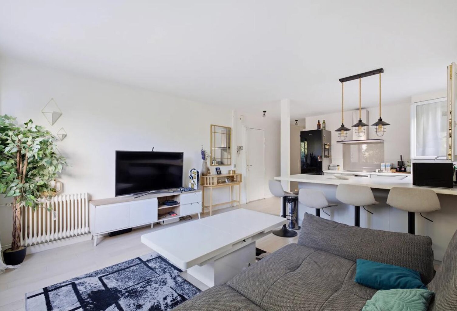 Appartement 3 pièces de 56 m² à Suresnes — photo 1