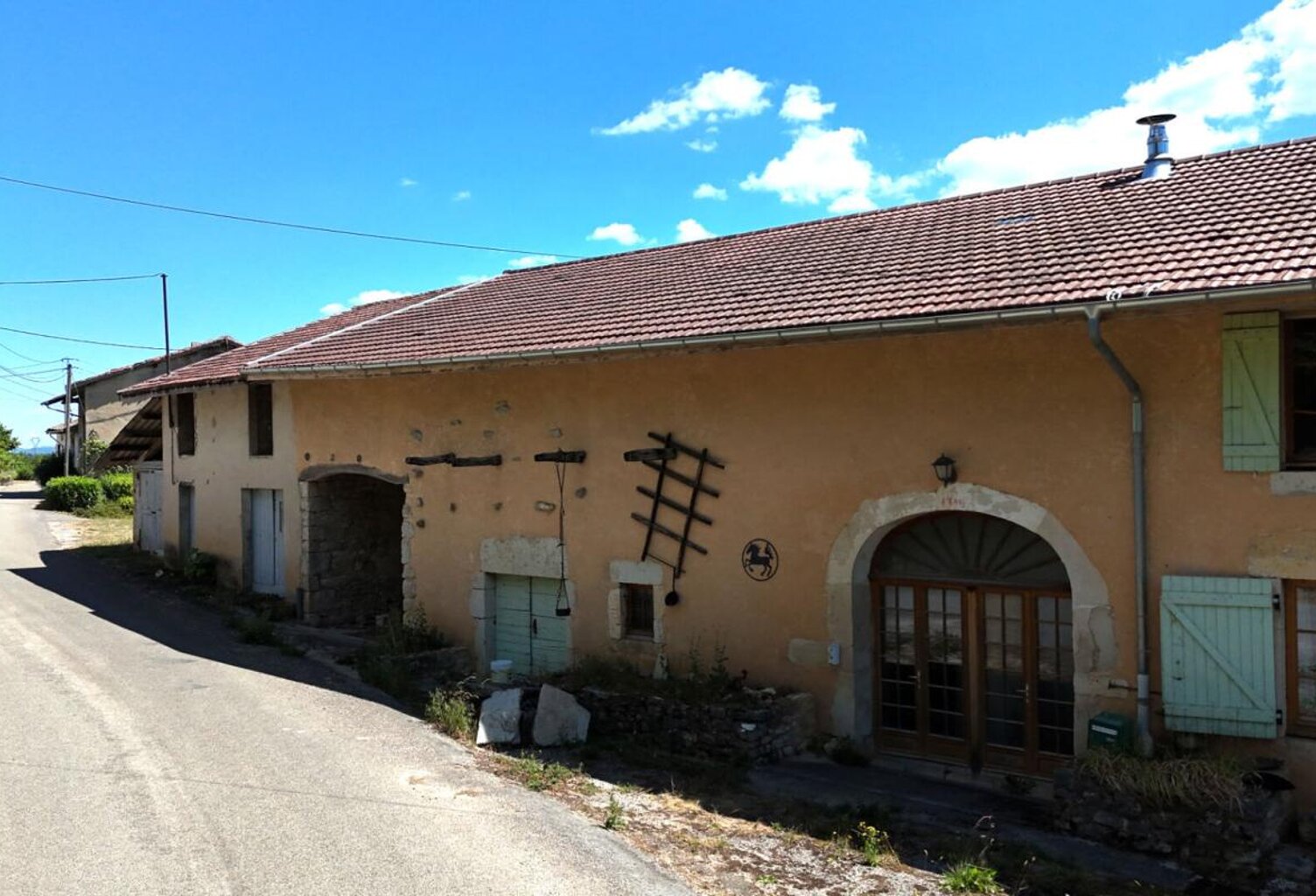 Maison en pierres, à  finir de rénover - avec belle vue -  Vosbles-Valfin (Chavagna) — photo 1