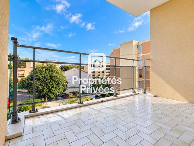 Studio avec balcon, ascenseur et parking - Centre-ville de Cavalaire-sur-Mer — photo du bien