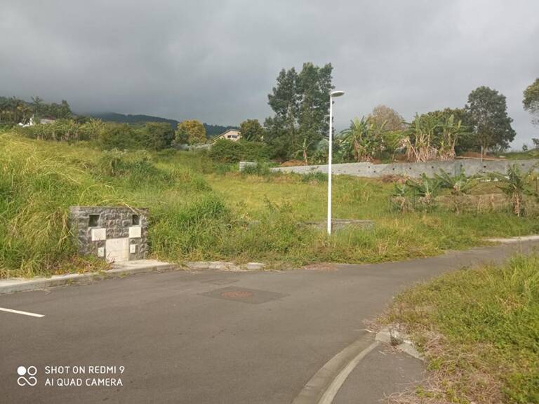 Terrain  790 m2  constructible et viabilisé situé au Plate St Leu 97424 — photo 1