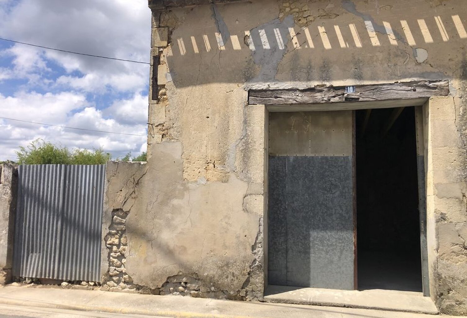 GARAGE 29 m2 OU ESPACE DE STOCKAGE AVEC COUR A LESPARRE — photo 1