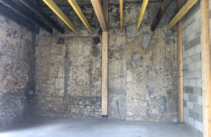 GARAGE 29 m2 OU ESPACE DE STOCKAGE AVEC COUR A LESPARRE — photo 2