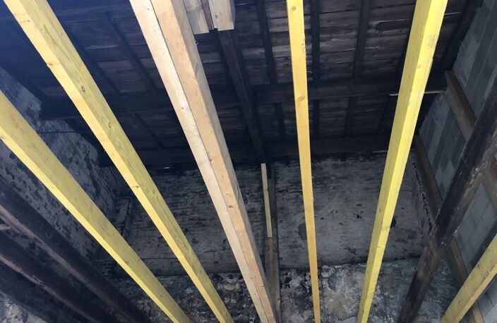 GARAGE 29 m2 OU ESPACE DE STOCKAGE AVEC COUR A LESPARRE — photo 4