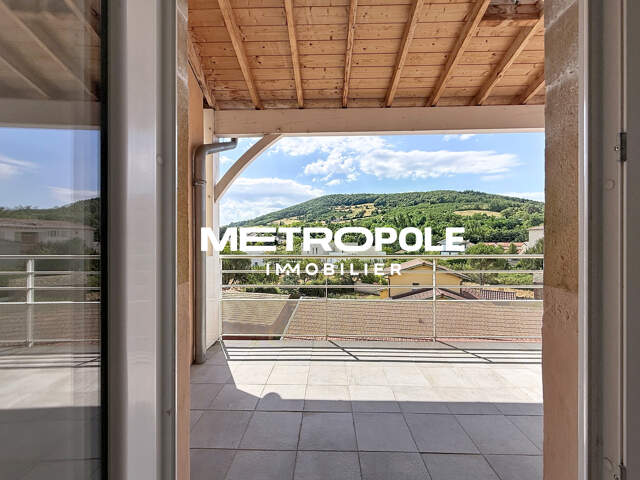 Appartement T4 de 80 m2 avec terrasse en plein coeur de Pontc — photo du bien