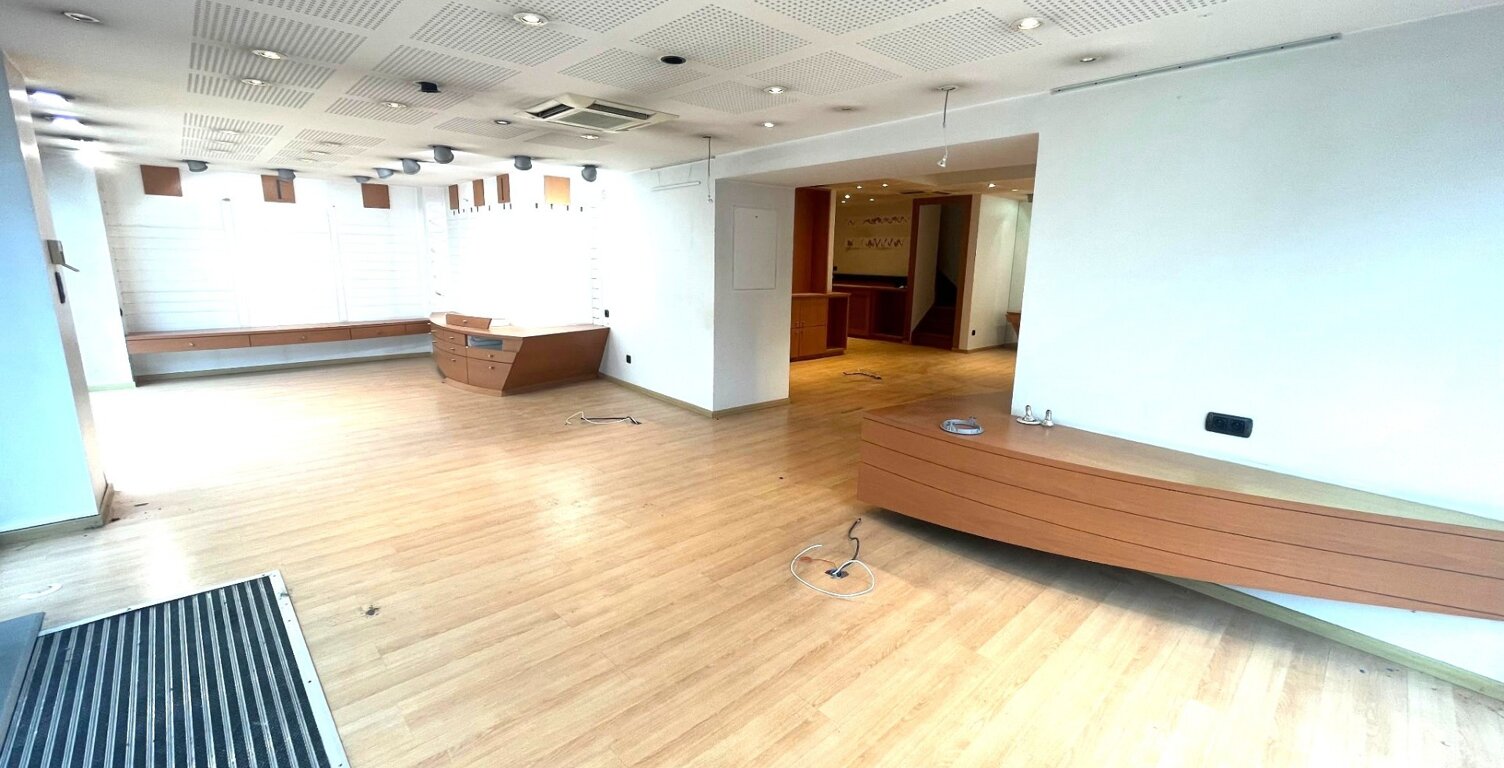 Location commerce  116 m² à Miribel (01700) — photo 1