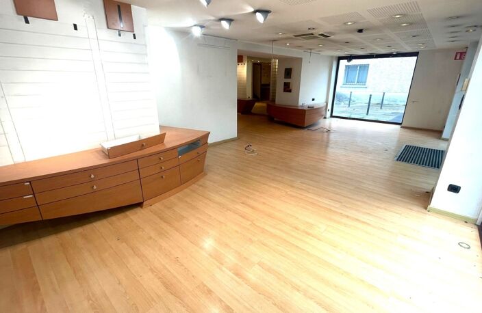 Location commerce  116 m² à Miribel (01700) — photo 2