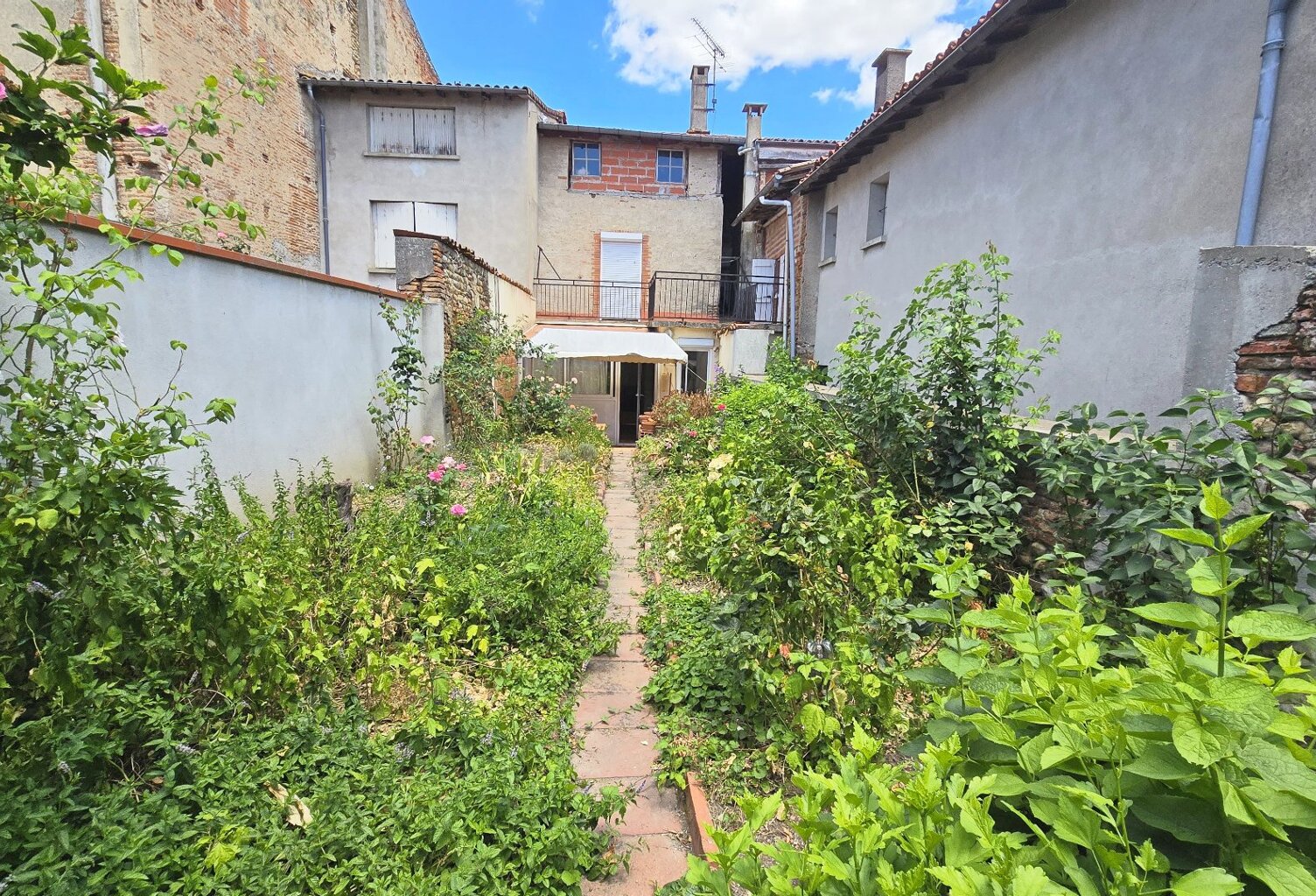 Maison de caractère avec jardin et grand garage — photo 1