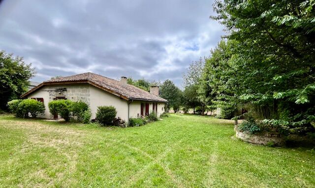 Ensemble de 2 maisons en campagne avec 1hectare 78 de prairie autour avec puits et mare.