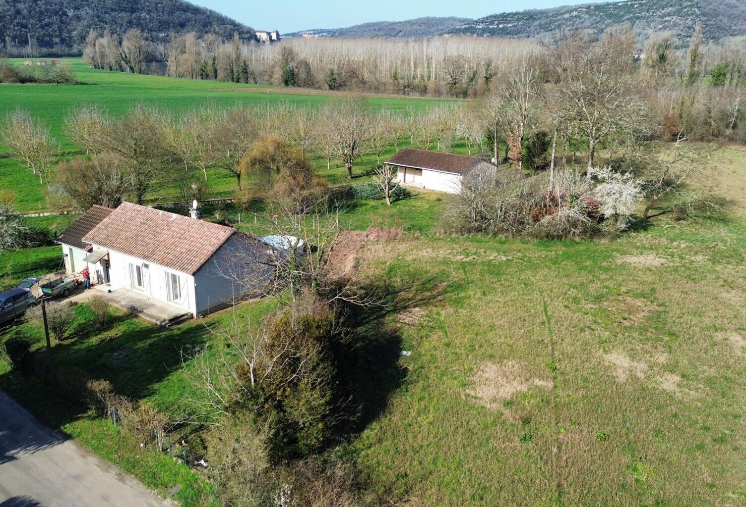 Dans la vallée, au pied de Calvignac de plain pied — photo 1