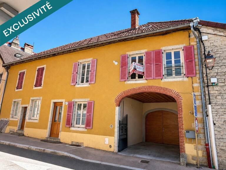 Maison triplex avec jardin, garage et stationnement à Poligny — photo 1