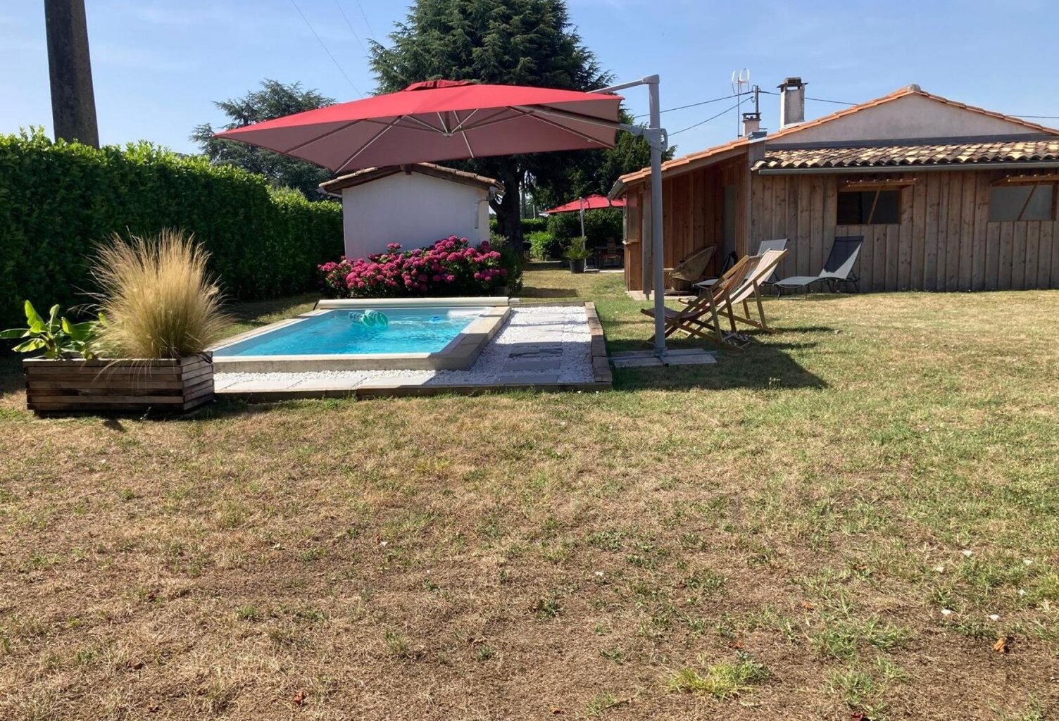 Maison avec piscine, double garage et jardin — photo 1