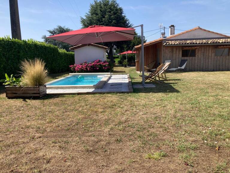 Maison avec piscine, double garage et jardin — photo 1