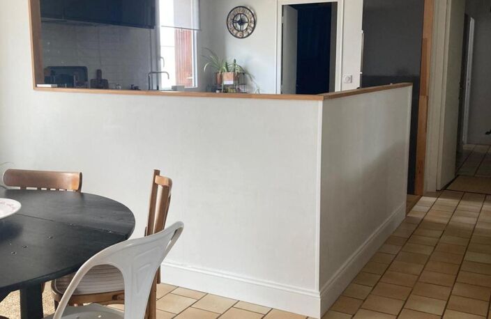Maison avec piscine, double garage et jardin — photo 4