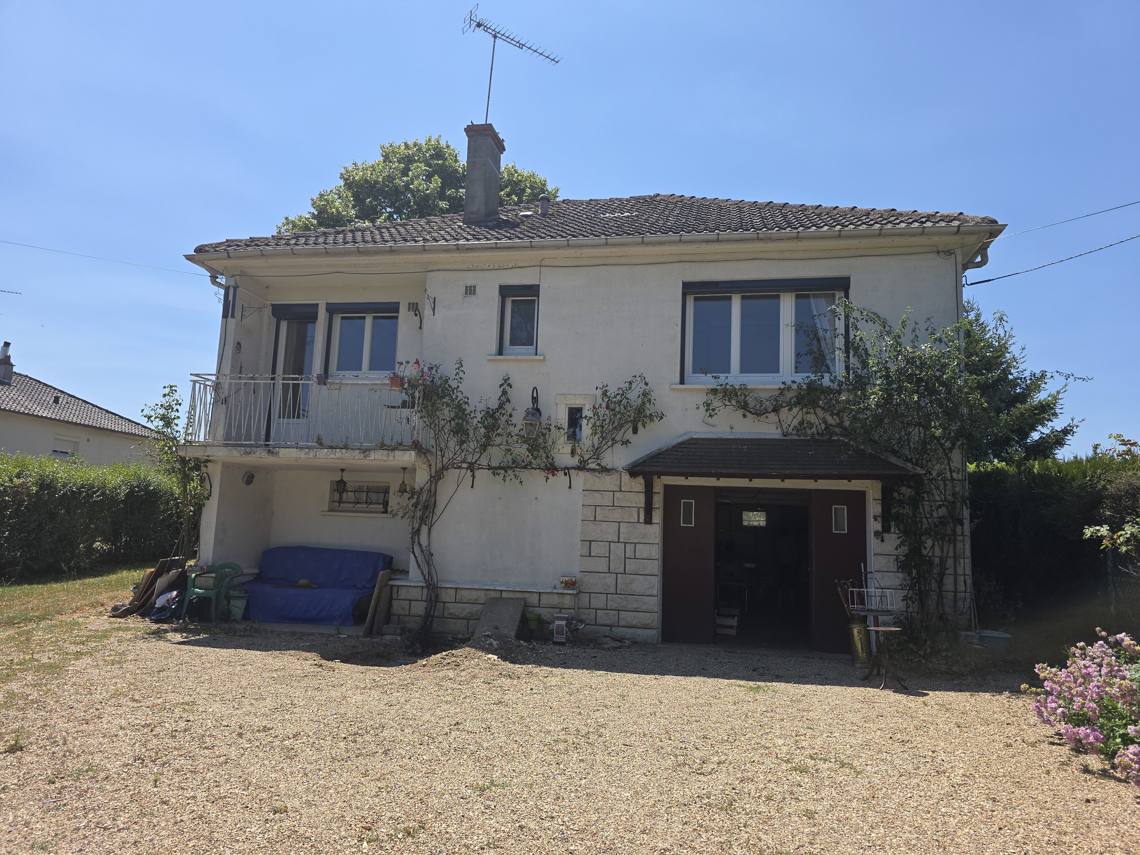 Pavillon sur sous-sol 85m2, 2chbs, jardin et garages
